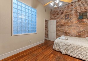 2 bedrooms, desk, iron/ironing board, free WiFi