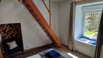 Iron/ironing board, WiFi, bed sheets