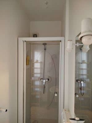 Haartrockner, Handtücher, Toilettenpapier
