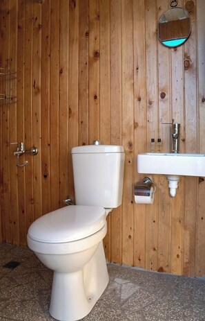 Tienda de lujo, 1 cama de matrimonio grande, vistas al mar | Baño | Toallas, jabón, champú y papel higiénico