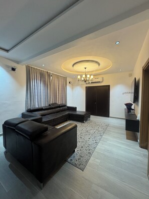Smart TV -
Opulent 3-bedroom home: master suites, study, balcony, HS WiFi, A/C & washer. (Accra)