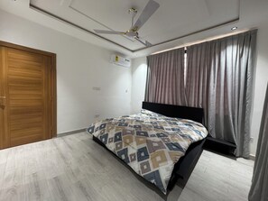 3 bedrooms, iron/ironing board, free WiFi -
Opulent 3-bedroom home: master suites, study, balcony, HS WiFi, A/C & washer. (Accra)