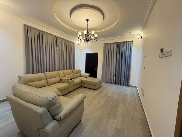 Smart TV -
Opulent 3-bedroom home: master suites, study, balcony, HS WiFi, A/C & washer. (Accra)