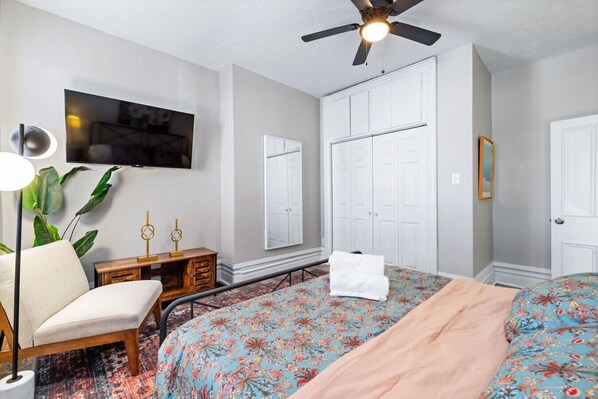 5 habitaciones, escritorio, tabla de planchar con plancha y wifi