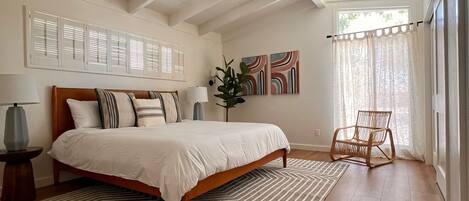 5 bedrooms, iron/ironing board, WiFi, bed sheets