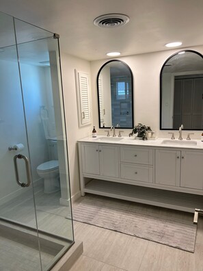 Een haardroger, handdoeken, zeep, toiletpapier