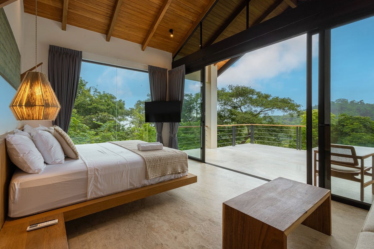 Superior Studio Suite, Private Bathroom, Sea View | Living area