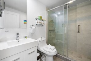 Hiustenkuivaaja, pyyhkeet, saippua, vessapaperi