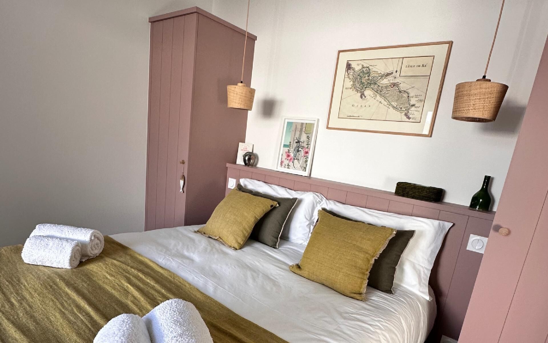 3 bedrooms, iron/ironing board, internet, bed sheets