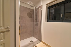 Kahden hengen deluxe-huone, näköala puutarhaan | Kylpyhuone
