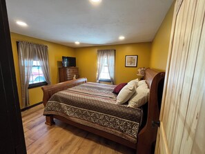 3 bedrooms, iron/ironing board, WiFi, bed sheets - Family Friendly 3-bedroom house less than 15 minutes from Sunday River! (Bethel)