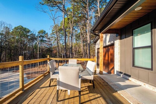 4-Bedroom House with Beautiful Lake View, Sleeps 12 - Quiet & Relaxing