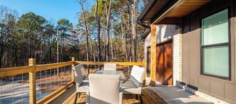 4-Bedroom House with Beautiful Lake View, Sleeps 12 - Quiet & Relaxing