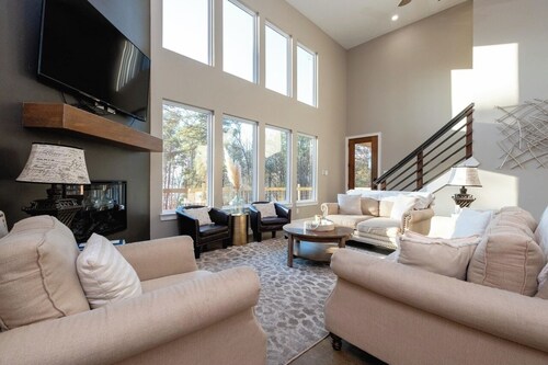 4-Bedroom House with Beautiful Lake View, Sleeps 12 - Quiet & Relaxing