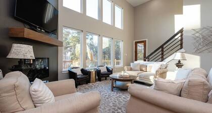 4-Bedroom House with Beautiful Lake View, Sleeps 12 - Quiet & Relaxing