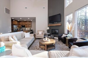 Smart-TV, Kamin, Bücher