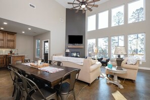 Smart-TV, Kamin, Bücher