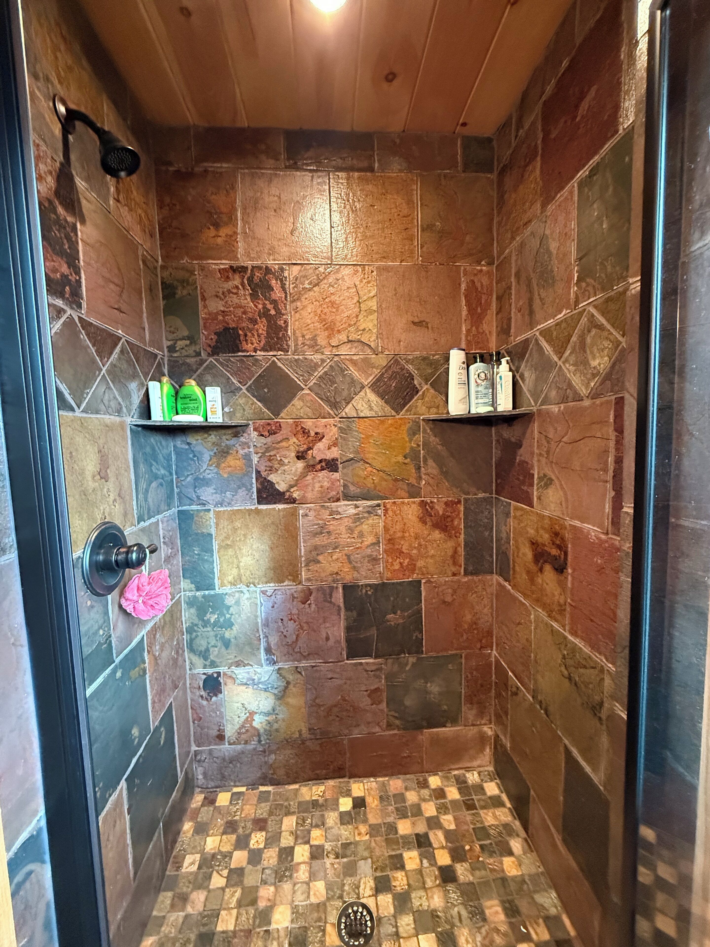 Douche, serviettes fournies, savon, papier toilette