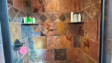 Douche, serviettes fournies, savon, papier toilette