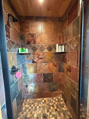 Dusche, Handtücher, Seife, Toilettenpapier
