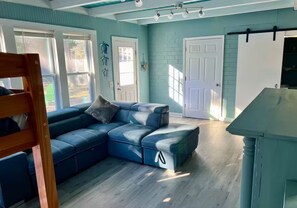 Interior - 3-Bedroom house near ocean on Oak Island fully-equipped, including Golf Cart! (Oak Island)