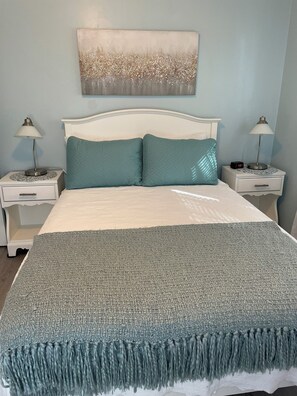 3 slaapkamers, een bureau, een strijkplank/strijkijzer, reisbedje