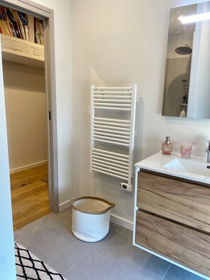 Shower, hair dryer, towels, soap - Villa with heated pool garden air conditioning private parking 2 bedrooms La Ciotat (La Ciotat)