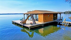 Marina - Lakefront Lake Anna Views, Dock, Hot Tub, Firepit (Bumpass)