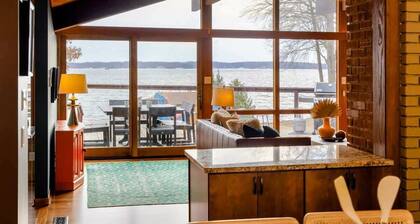 Lakefront Lake Anna Views, Dock, Hot Tub, Firepit