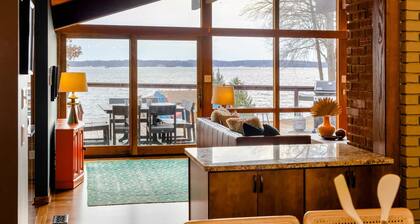 Lakefront Lake Anna Views, Dock, Hot Tub, Firepit