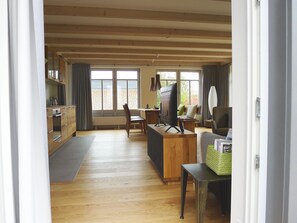 Fernseher, Kamin, Bücher, Stereoanlage