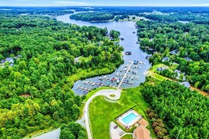 Exterior - NEW 6BR Lakefront Lake Anna 5 Suites, Dock, Beach (Mineral)