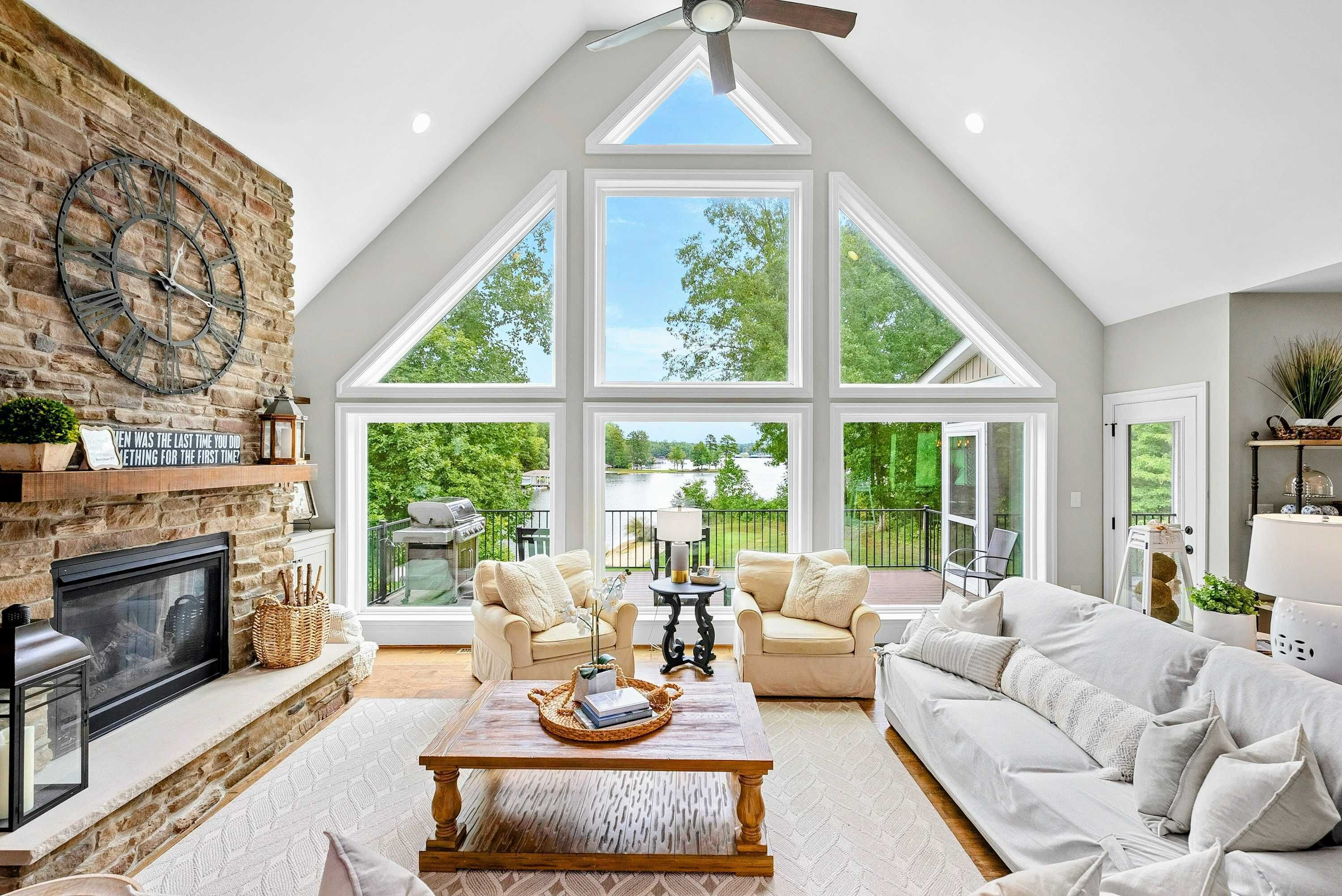 Smart TV, chimenea, videojuegos y oficina 