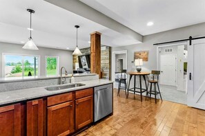 Fridge, microwave, oven, stovetop - NEW 6BR Lakefront Lake Anna 5 Suites, Dock, Beach (Mineral)