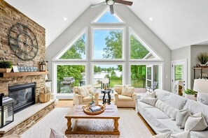 Smart TV, fireplace, video games, offices - NEW 6BR Lakefront Lake Anna 5 Suites, Dock, Beach (Mineral)