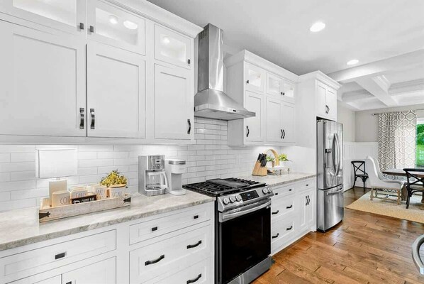 Fridge, microwave, oven, stovetop - NEW 6BR Lakefront Lake Anna 5 Suites, Dock, Beach (Mineral)