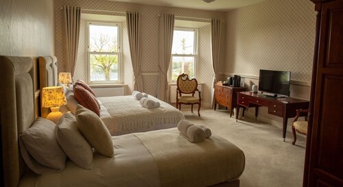 Hill House – Luxury Group Getaway with Stunning Views, Sleeps 17