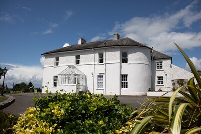 Hill House – Luxury Group Getaway with Stunning Views, Sleeps 17