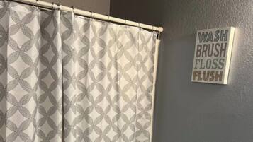 Ducha, secador de pelo, toallas, jabón