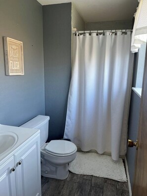 Douche, sèche-cheveux, serviettes fournies, savon