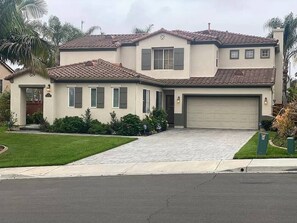 Exterior - Carlsbad Unfurnished 5 Bedroom 3 Bath We can furnish staging fee , Pool Jacuzzi (Carlsbad)