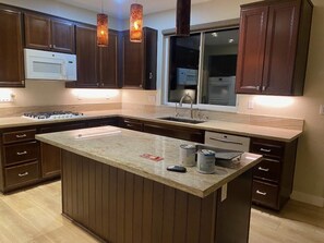 Private kitchen - Carlsbad Unfurnished 5 Bedroom 3 Bath We can furnish staging fee , Pool Jacuzzi (Carlsbad)