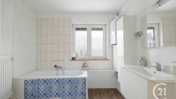 Een haardroger, handdoeken, zeep, toiletpapier