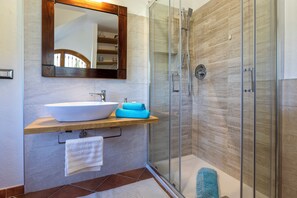 Shower, hair dryer, bidet, towels