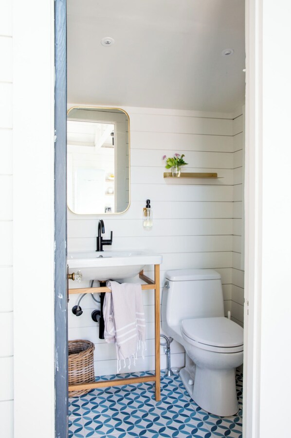 Regadera, amenidades de baño ecológicas, secadora de cabello, toallas 