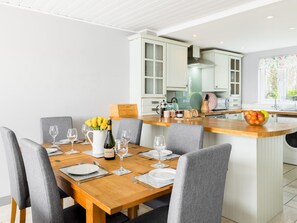 Dining - Spring Lake Lodge | Lakeside | Parking - Pass the Keys (Cirencester)