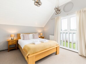 3 bedrooms, iron/ironing board, free WiFi, bed sheets - Spring Lake Lodge | Lakeside | Parking - Pass the Keys (Cirencester)