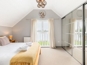 3 bedrooms, iron/ironing board, free WiFi, bed sheets - Spring Lake Lodge | Lakeside | Parking - Pass the Keys (Cirencester)