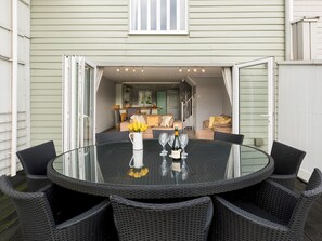 Outdoor dining - Spring Lake Lodge | Lakeside | Parking - Pass the Keys (Cirencester)
