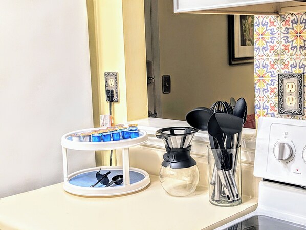 Interior - Cozy 2BR/1BA Condo with Modern Furnishings, High-Speed Wi-Fi, In-Unit Laundry (Greensboro)